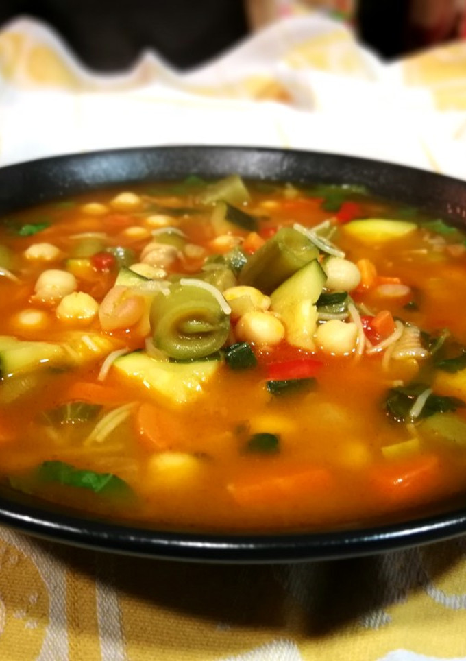 Una foto de Sopa de hortalizas con garbanzos y fideos