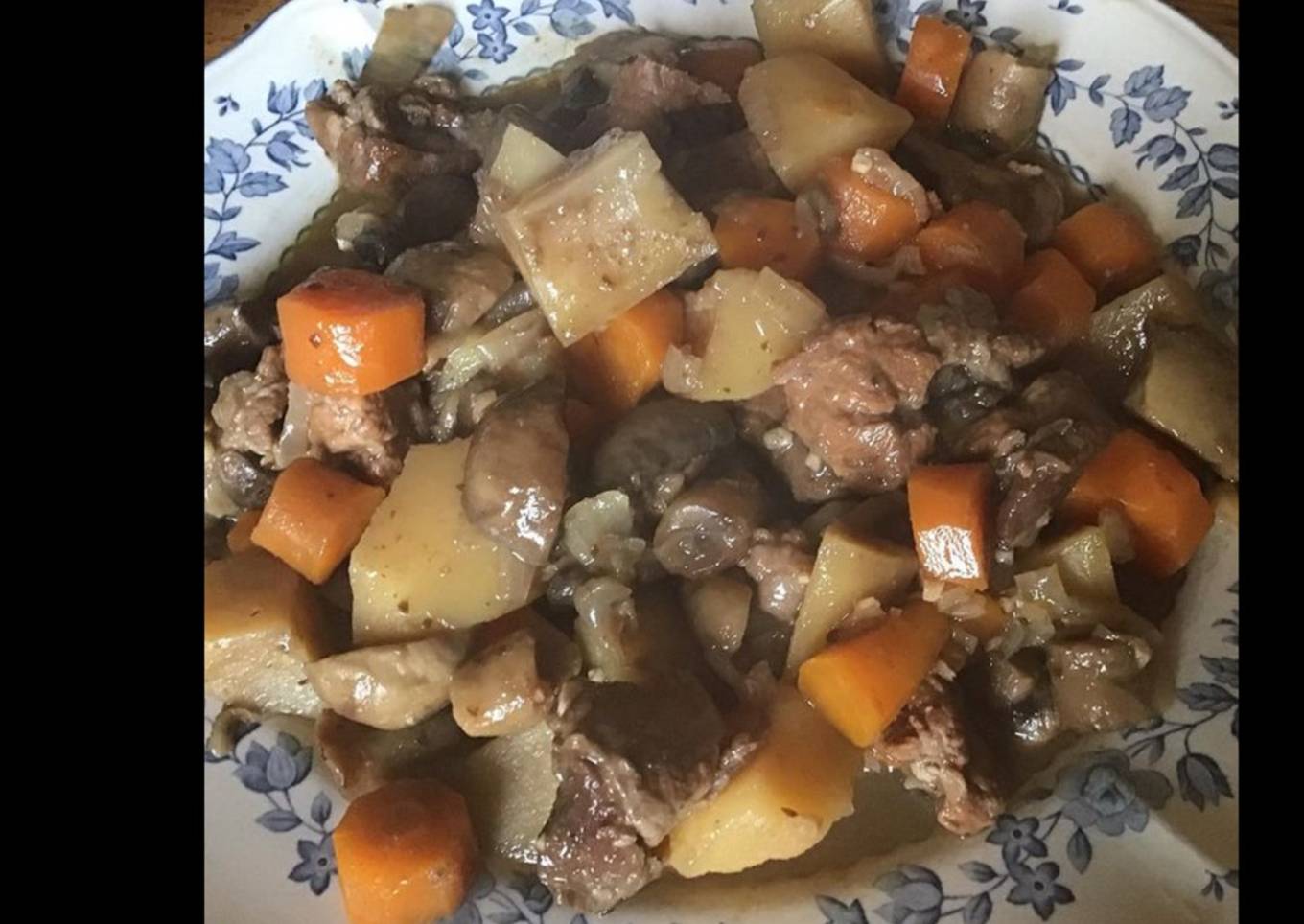 Noix de veau aux pommes de terre carottes et champignons au miel et vin blanc