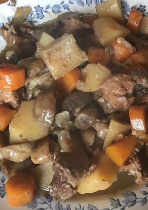Une photo de Noix de veau aux pommes de terre carottes et champignons au miel et vin blanc
