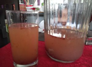 Una foto de Agua de toronja y arándano 🍊