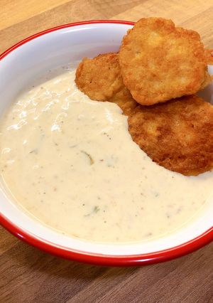 Szerecsendiós fokhagymakrémleves sajttócsnival recept fotója