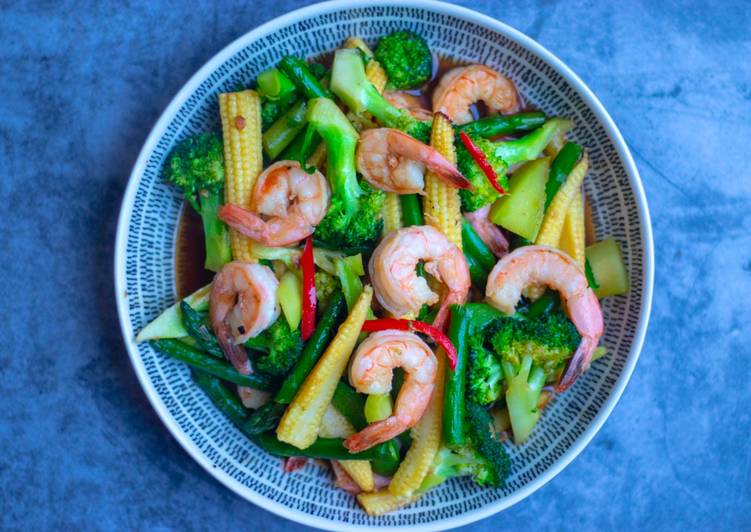 Stir fried mix vegetables with prawns in oyster sauce