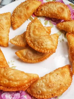 सूजी मावा की गुजिया(Suji mava ki gujiya recipe in hindi) रेसिपी मुख्य फोटो