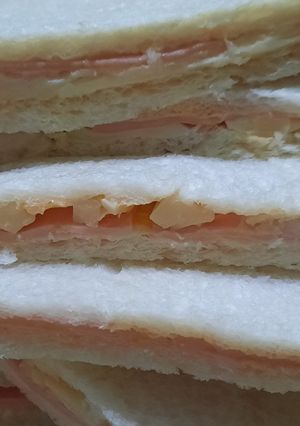 Una foto de Sandwichs de miga con palmitos