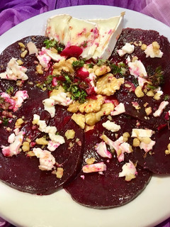 Una foto de Carpaccio de remolacha con queso de Cabra y nueces
