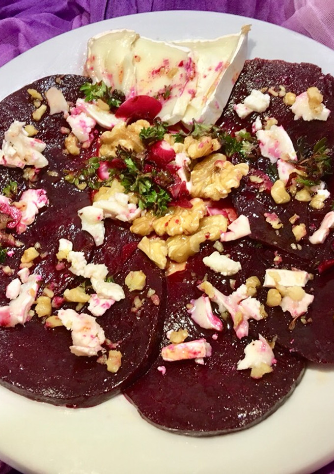 Una foto de Carpaccio de remolacha con queso de Cabra y nueces