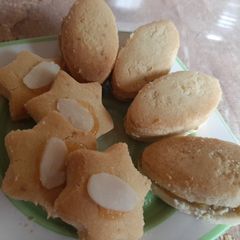 Peanuts biscuits with jam coated A picture of Peanuts biscuits with jam coated.