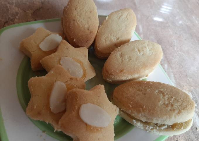 Peanuts biscuits with jam coated