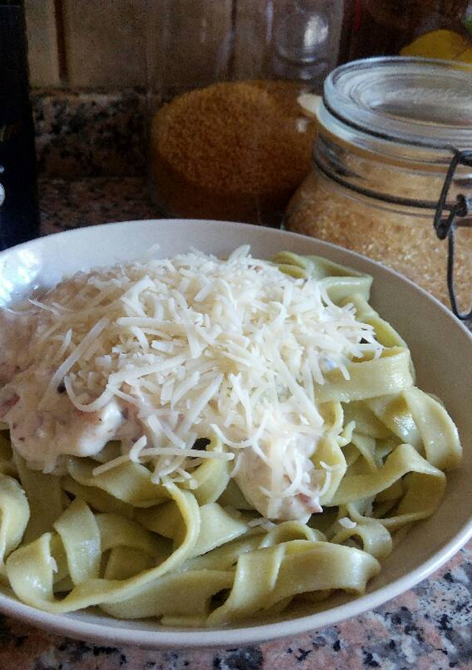Una foto de Pasta de espinacas a la carbonara