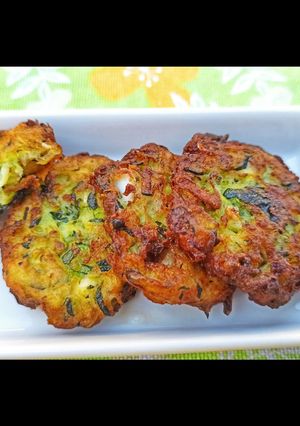 A picture of Greek Zucchini Fritters "Kolokythokeftedes" 🇬🇷 💛❤️💛❤️💛❤️💛❤️💛.