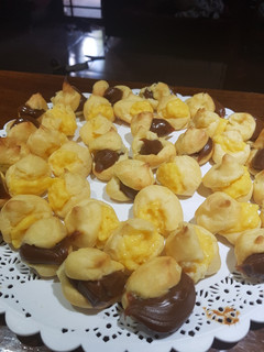Una foto de Bombas de crema pastelera y dulce de leche