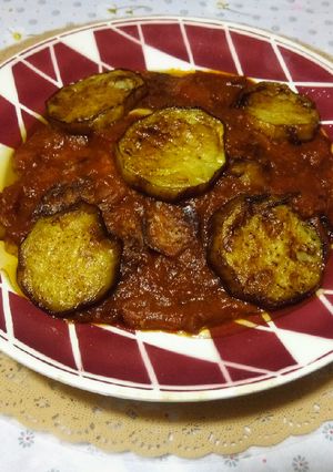 Une photo de Aubergines frites a la sauce tomate 🍆🍅