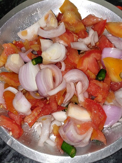 टमाटर प्याज़ सलाद (tamatar pyaz salad recipe in Hindi) रेसिपी मुख्य फोटो