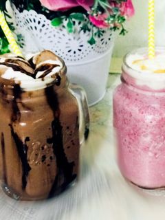 صورة لوصفة ميلك شيك فراوله 🍓🍓 وشيكولاته 🍫🍫