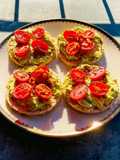 Tapas con avocado e pomodori
