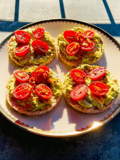Foto di Tapas con avocado e pomodori