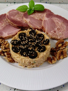 Una foto de Redondo relleno de jamón y pasta Kritharaki con pesto de nueces y aceitunas