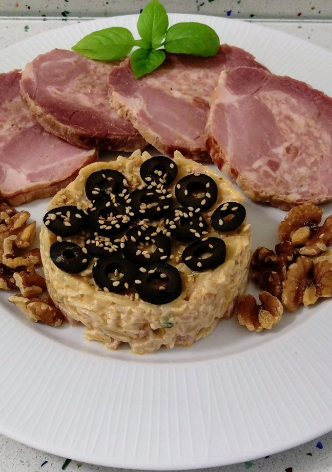 Una foto de Redondo relleno de jamón y pasta Kritharaki con pesto de nueces y aceitunas
