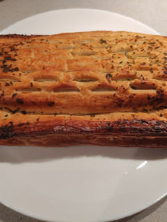 Una foto de Pastel de salmón con crema de espinacas