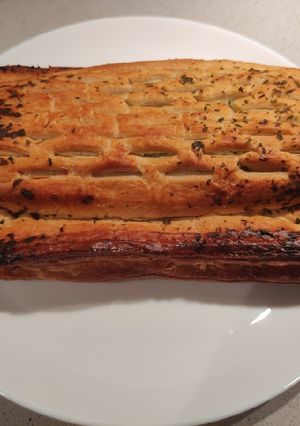 Una foto de Pastel de salmón con crema de espinacas