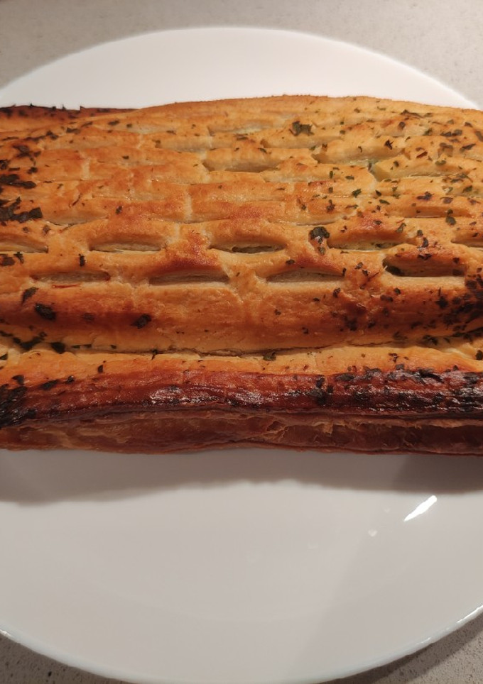 Una foto de Pastel de salmón con crema de espinacas