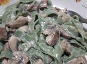 Una foto de salsa crema y portobellos