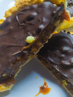Una foto de Tartitas Havannet Cubiertas De Chocolate y Quinoa Crocante