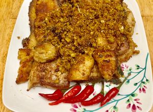 Hình của món Cá cờ chiên sả nghệ.