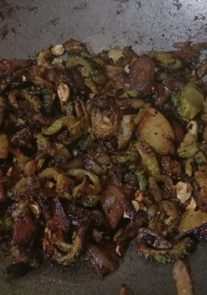 करेले की सब्जी (Karele ki sabzi recipe in hindi) रेसिपी मुख्य फोटो