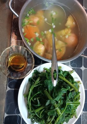 Hình của món Canh rau muống dầm cà chua.
