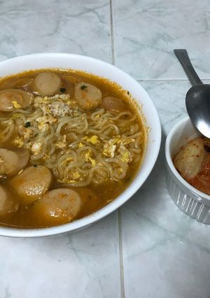 รูปของ มาม่า Oriental Kitchen ไส้กรอกไข่กิมจิ