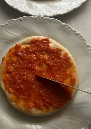Una foto de Mini coca con mantequilla y sobrasada