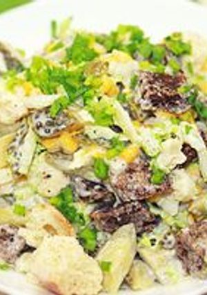 Фото Новогодний салат с сухариками и кукурузой.