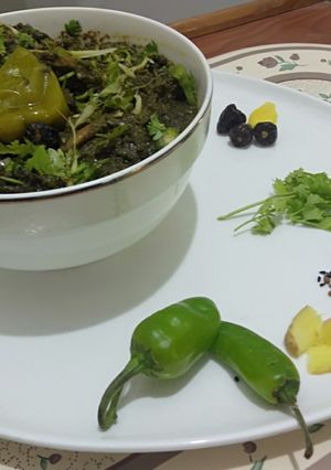 A picture of Palak Chicken (spinach).