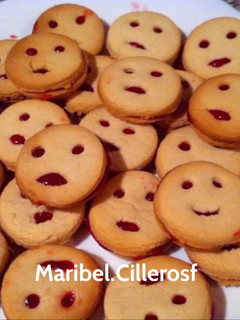 Una foto de Galletas de mantequilla rellenas de crema de fresa
