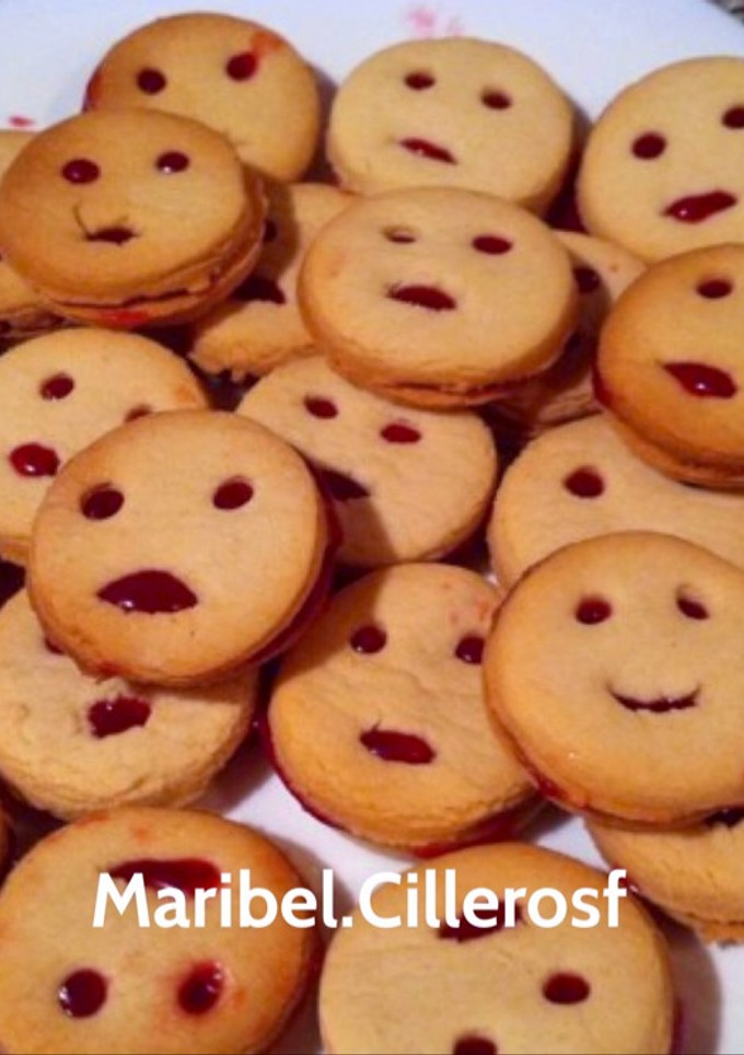 Una foto de Galletas de mantequilla rellenas de crema de fresa