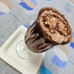 A picture of Nuts Chocolaty shake.