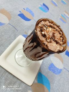 A picture of Nuts Chocolaty shake.
