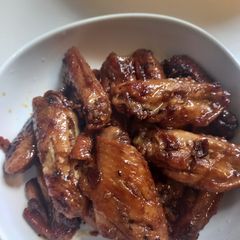 A picture of SWEET SPICY GARLIC CHICKEN wings.