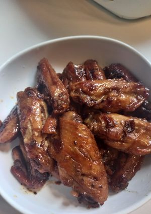 A picture of SWEET SPICY GARLIC CHICKEN wings.