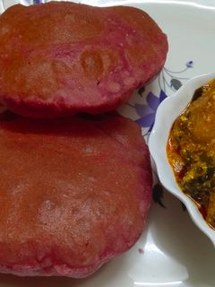பீட்ரூட் பூரி & உருளை கிரேவி செய்முறை முக்கிய புகைப்படம்