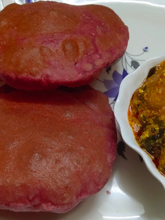 பீட்ரூட் பூரி & உருளை கிரேவி செய்முறை முக்கிய புகைப்படம்