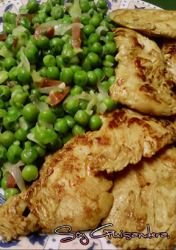 Una foto de Solomillo de pavo macerado y guisantes con jamón