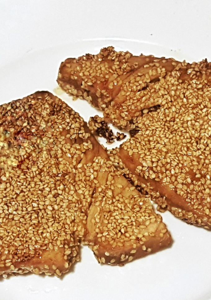 Una foto de Atún con sésamo en marinado al miso de cítrico