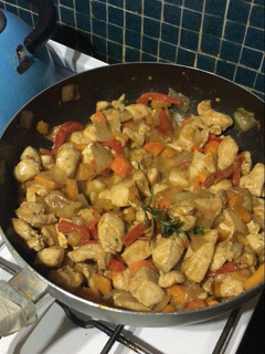 Una foto de Pollo salteado con verduras