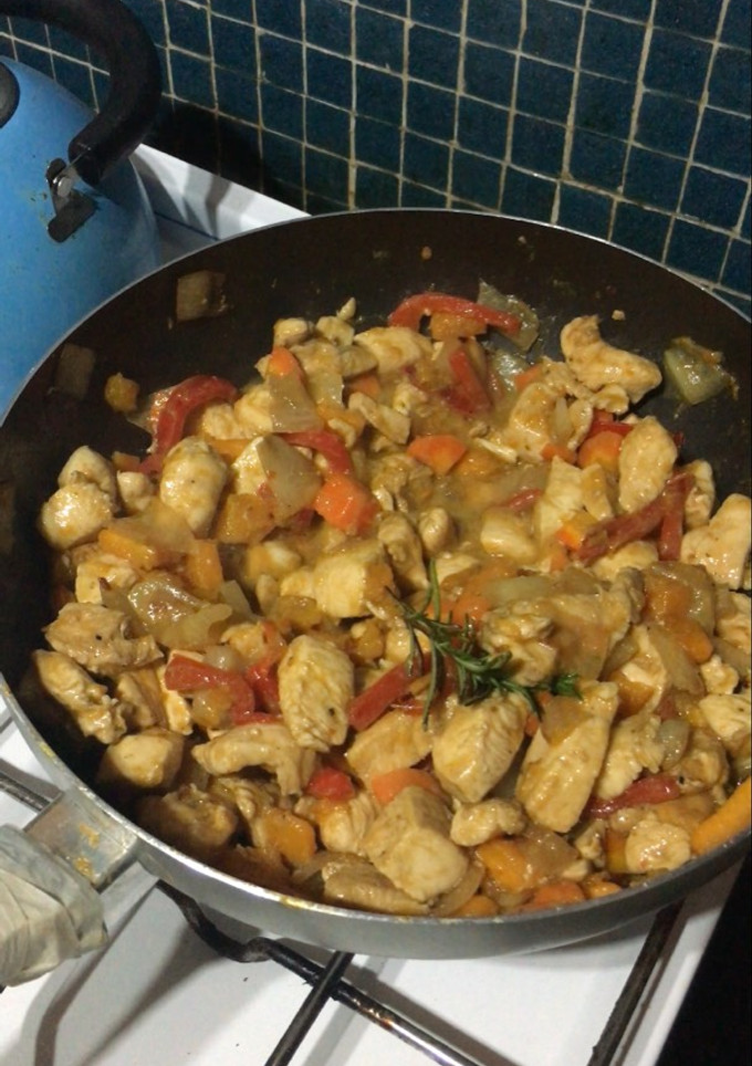 Una foto de Pollo salteado con verduras