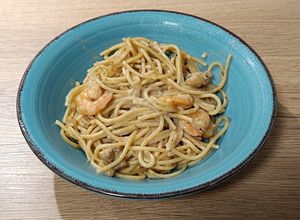 Una foto de Spaghetti integral con rape y colas de langostino al ajillo en reducción de Pedro Ximénez