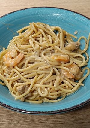 Una foto de Spaghetti integral con rape y colas de langostino al ajillo en reducción de Pedro Ximénez
