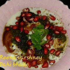 A picture of Dahi bhalle.