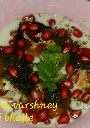 A picture of Dahi bhalle.